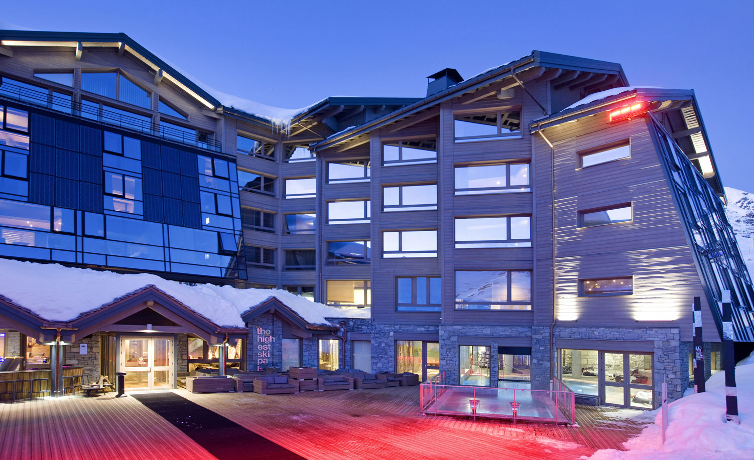 Front view of Hotel Altapura in Val Thorens, France which features ConceptWall 60-Solar solutions.