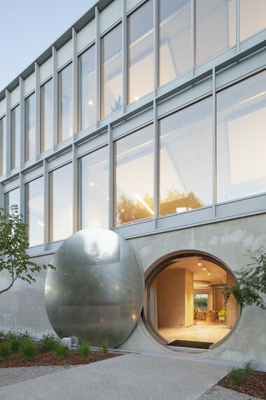 ConceptWall 50 Façades and Fixscreen Minimal Solar Shading - Hannibal located in Roeselare, Belgium