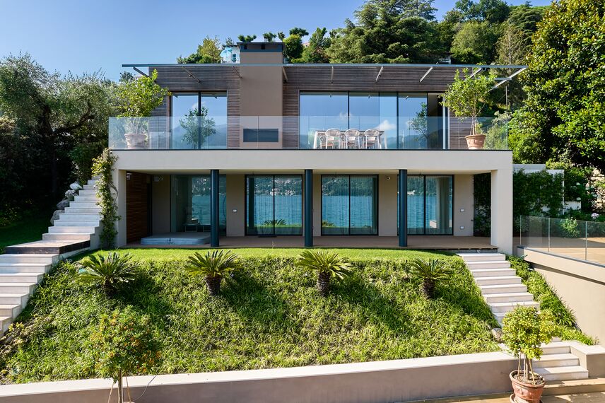 SlimLine 38 Windows, MasterLine 8 Doors, HiFinity Sliding & Folding, SlimPatio 68 Sliding & Folding and MasterLine 8 Panel Door Doors - Villa HiFinity Garda Lake located in Brescia, Italy