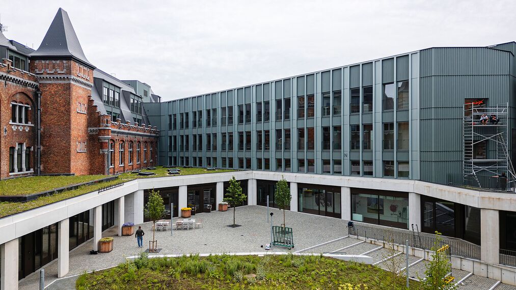MasterLine 8 Windows, MasterLine 8 Doors, SlimLine 38 Windows, SlimLine 38 Doors, ConceptWall 50 Façades, SlimLine 38 Ferro Windows, SlimLine 38 HI Windows, MasterLine 8 Windows, MasterLine 8 HI Windows and CW 50-HI Façades - Leopoldskazerne located in Gent, Belgium