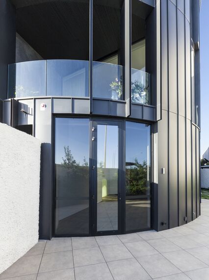 ConceptPatio 130 Sliding & Folding, ConceptWall 50 Façades, SlimLine 68 Windows and ConceptSystem 77 Doors - The Esplanade located in Brighton, Australia