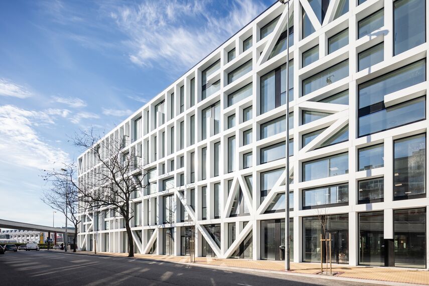 ConceptWall 50 Façades and ConceptSystem 59Pa Doors - Urbo Business Center located in Porto, Portugal