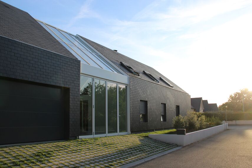 ConceptWall 50 Façades, ThermoSystem 68 Windows, ConceptPatio 68 Sliding & Folding and ConceptFolding 77 Sliding & Folding - House Bioclimatic Private House located in Crach, France