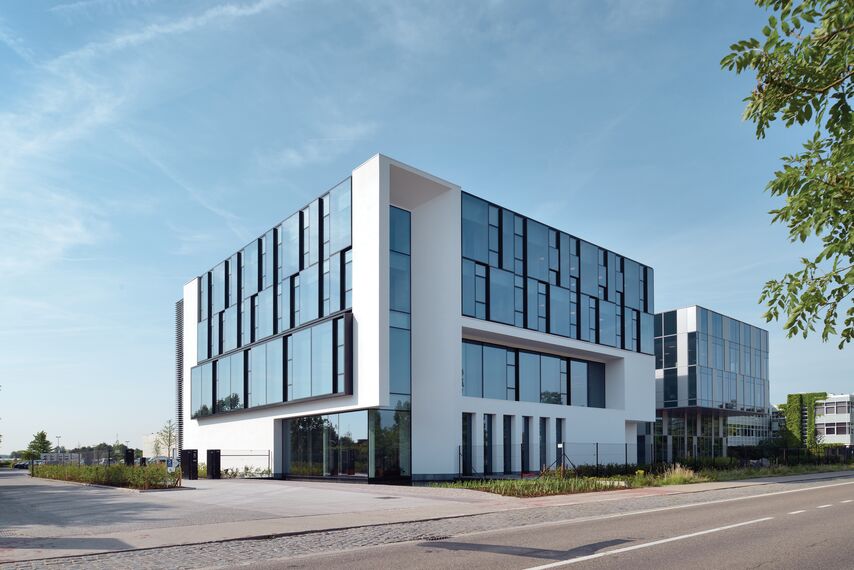 HiFinity Sliding & Folding, BriseSoleil 100 Solar Shading, MasterLine 8 Windows, CW 60-SC Façades, CW 86 Standard Façades and CW 86-EF Façades - Office building Reynaers Campus: Experience Centre located in Duffel, Belgium